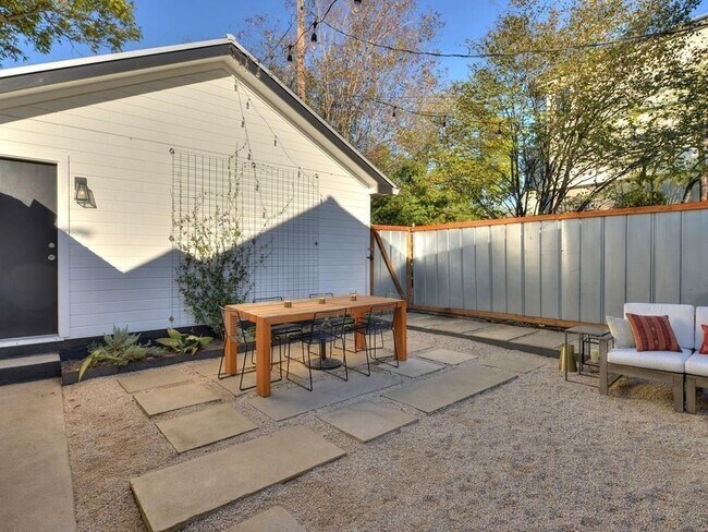 Building Photo - 413 W Johanna St