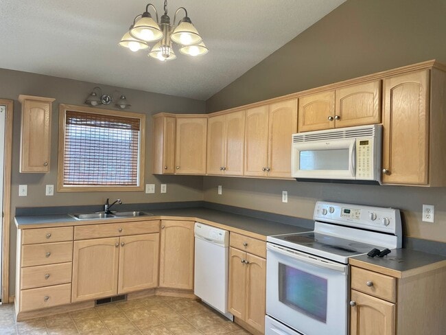 Building Photo - Spacious split level townhome located in W...