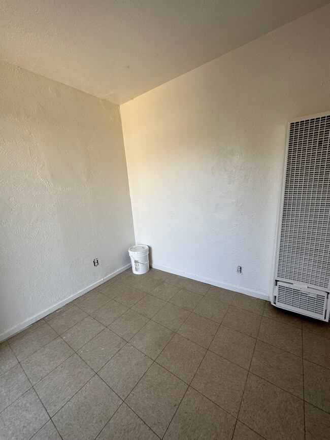 Foto del edificio - 3143 E Clay Ave