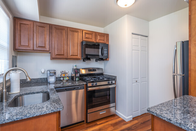 2BR, 1BA - 985SF - Kitchen - The Summit Plymouth