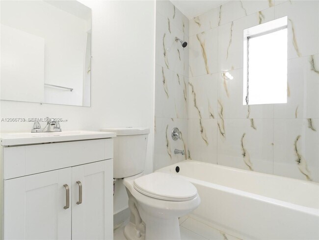 Foto del edificio - 7635 Dickens Ave