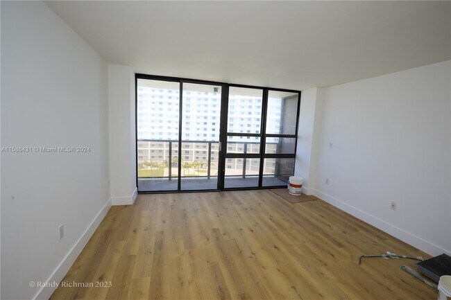 Foto del edificio - 600 NE 36th St