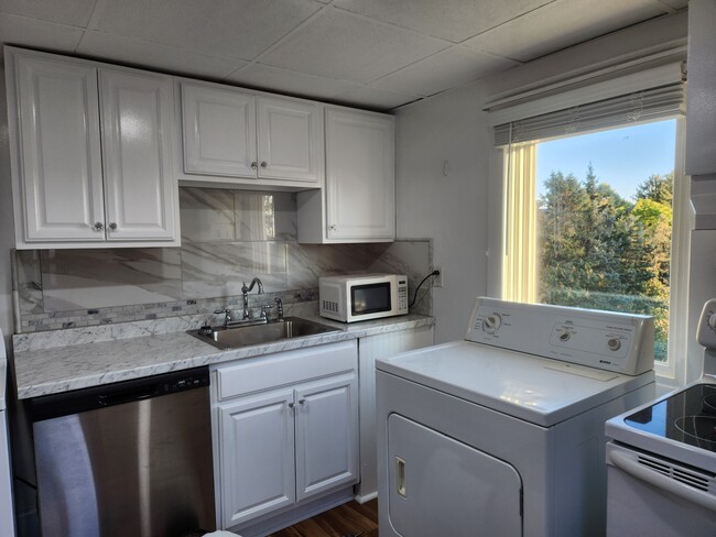 Foto del edificio - 686 Bloom Rd