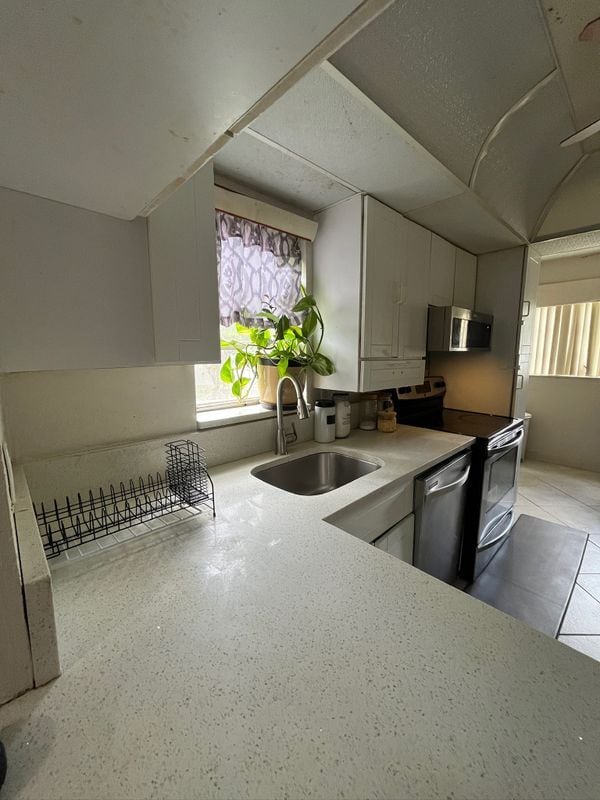 Foto del edificio - 8321 Sands Point Blvd