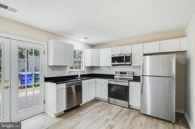 Foto del edificio - 4311 Drake Ct
