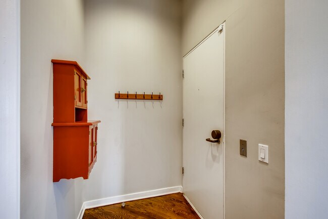 Building Photo - 503 N Wells St