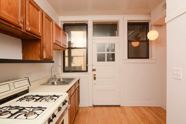 Building Photo - 142-1142 W Maple St