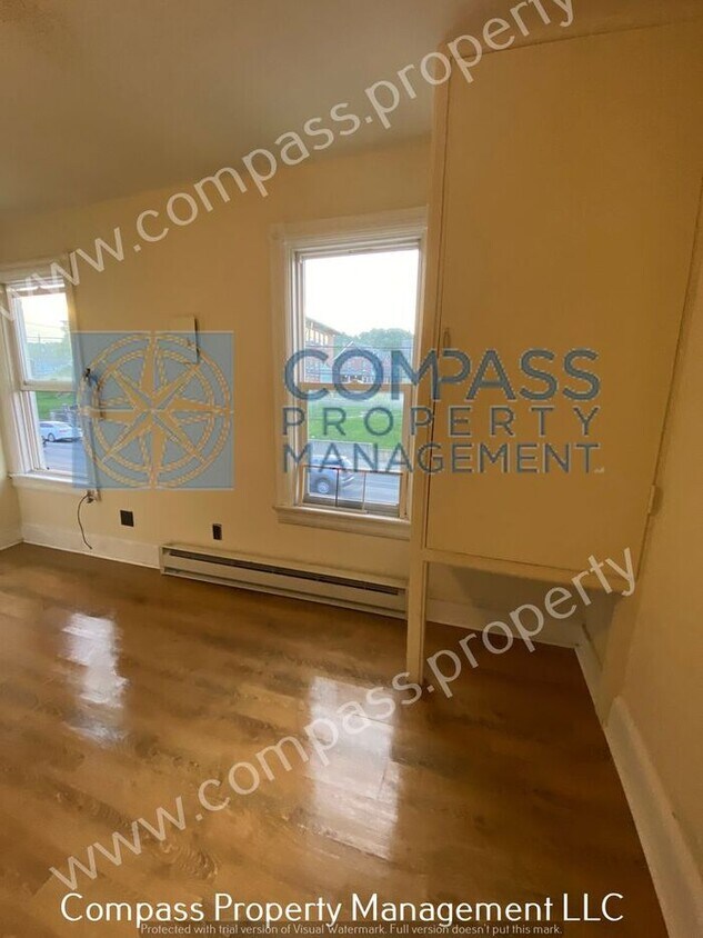 Building Photo - $750 - 2nd Floor Efficiency Apartment - Co...