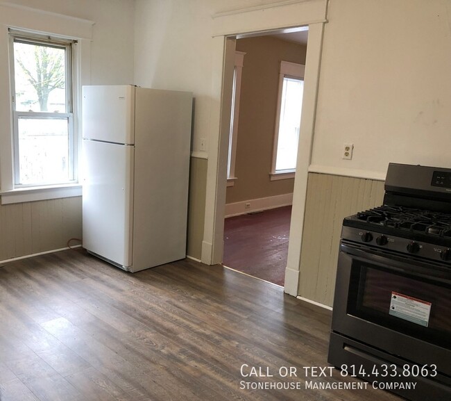 Building Photo - 1st floor clean 2 bedroom available