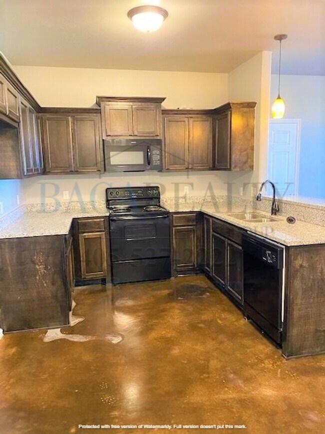 Building Photo - Move in Special - 3br 2ba duplex with 2 ca...