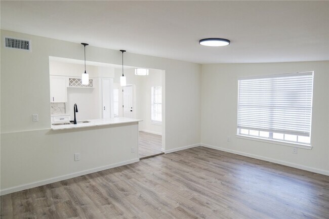 Foto del edificio - 10822 Mayfield Dr