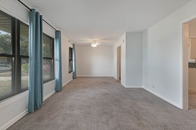 Foto del edificio - 463 Cherry Ridge Dr