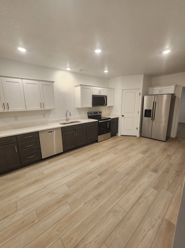 Building Photo - 608 W Domanick Wy