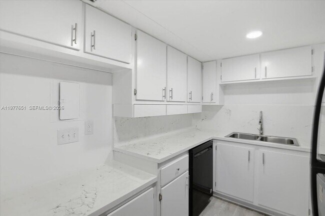 Foto del edificio - 6101 N Falls Cir Dr