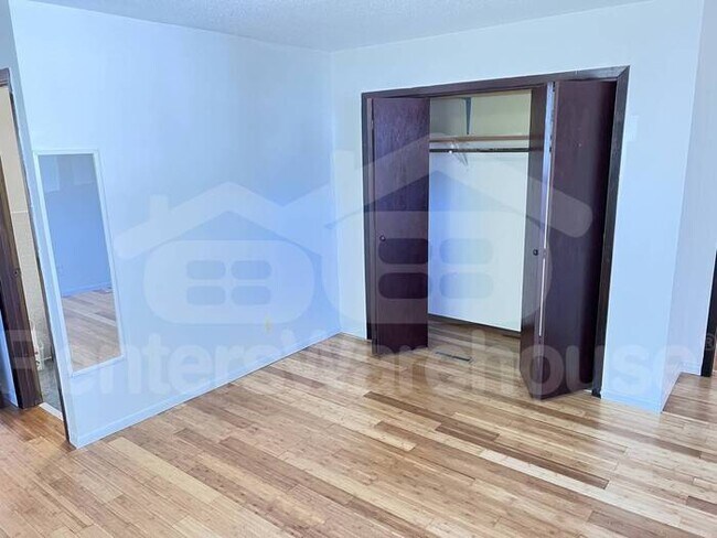 Building Photo - 4BD 3BA SINGLE FAMILY HOME IN SAINT LOUIS PARK!