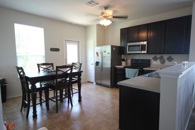 Foto del edificio - Lovely Woodland Hills 3/2/2 home backing up to greenbelt