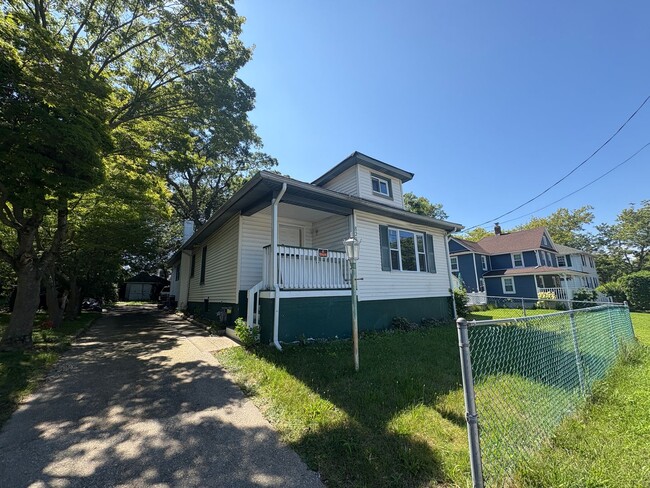 Building Photo - 822 Prospect Ave