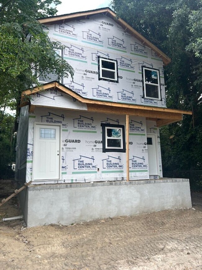 Building Photo - 1318 House St