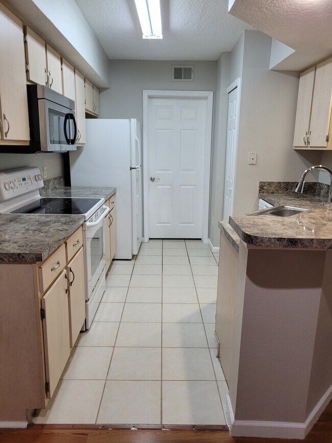 Foto del edificio - 814 Crest Pines Dr