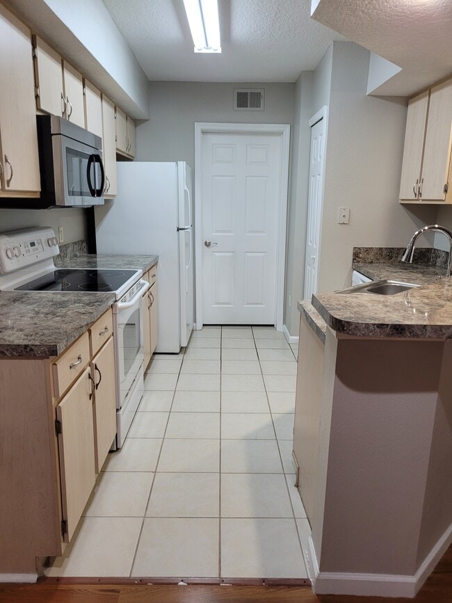 Building Photo - 814 Crest Pines Dr