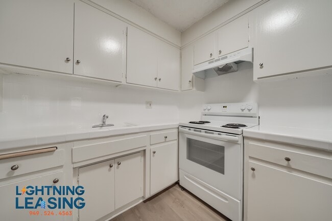 Building Photo - 700-704 Irolo St