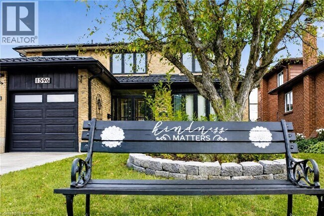 Photo du bâtiment - 1596 Maple Ridge Dr