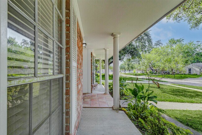 Foto del edificio - 22223 Hockaday Dr