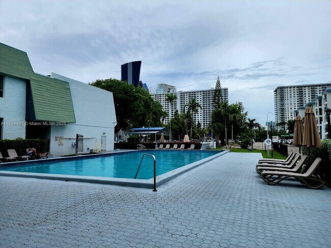 Foto del edificio - 200 177th Dr