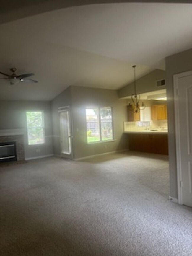 Foto del edificio - Nice 2 bedroom home + den or office that c...