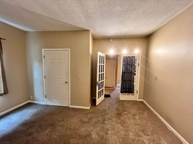 Building Photo - 3 Bed, 2 bath House!