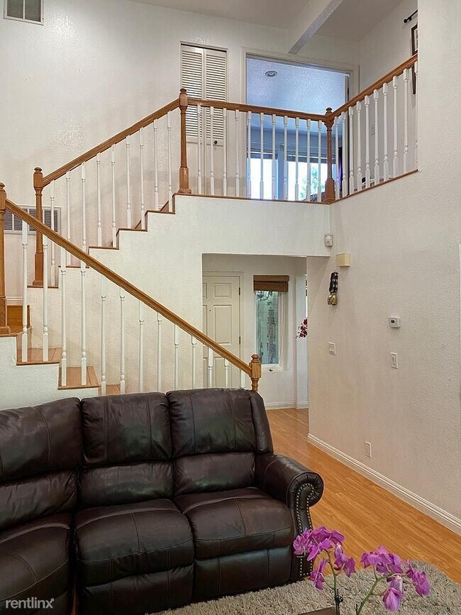 Building Photo - 924 Praderia Cir