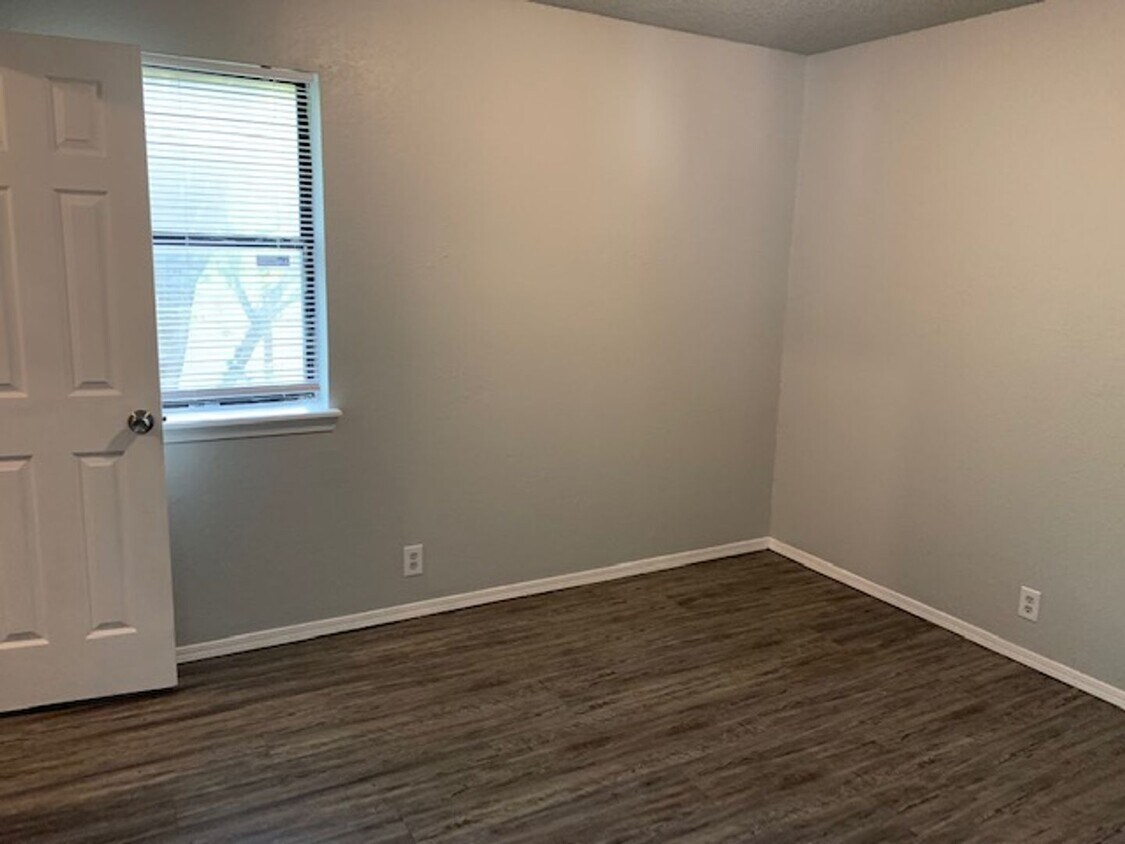 Foto principal - 2 Bedroom Townhome