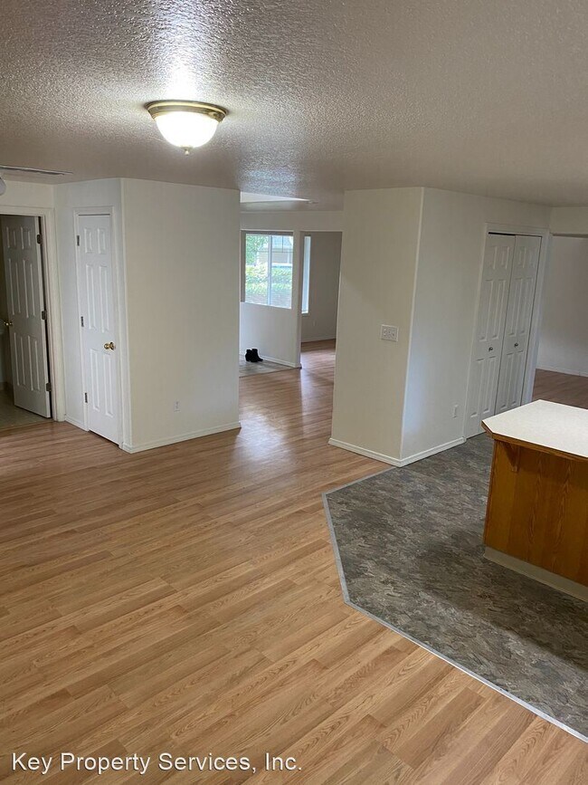 Building Photo - 4 br, 2.5 bath House - 17610 SE 16TH ST