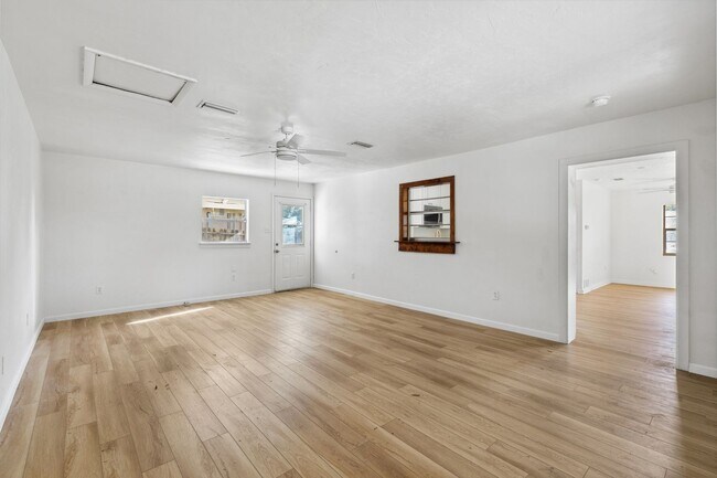 Foto del edificio - LEASE TERMS NEGOTIABLE Newly Remodeled One...