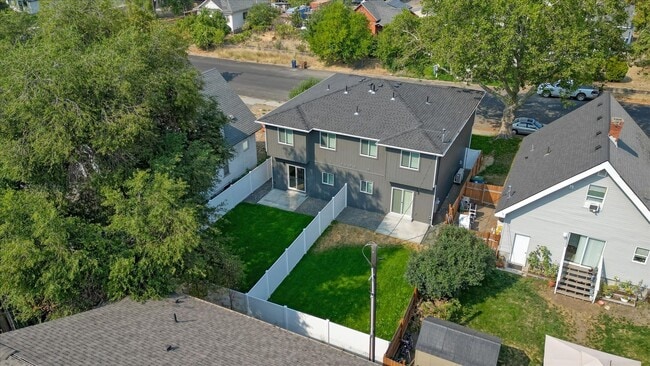 Building Photo - E. 7th Duplex