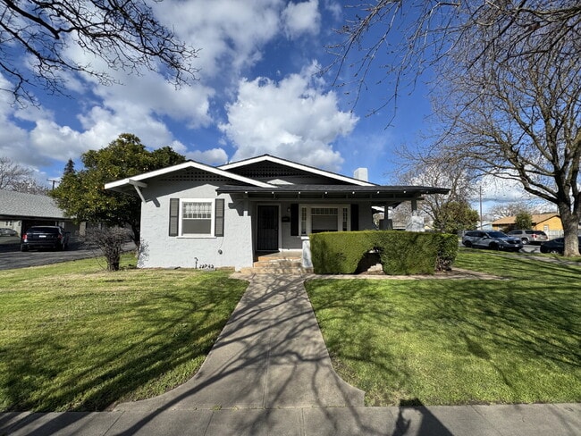 Building Photo - Welcome to this charming 1-bedroom, 1-bathroom home located in a convenient Merced neighborhood.