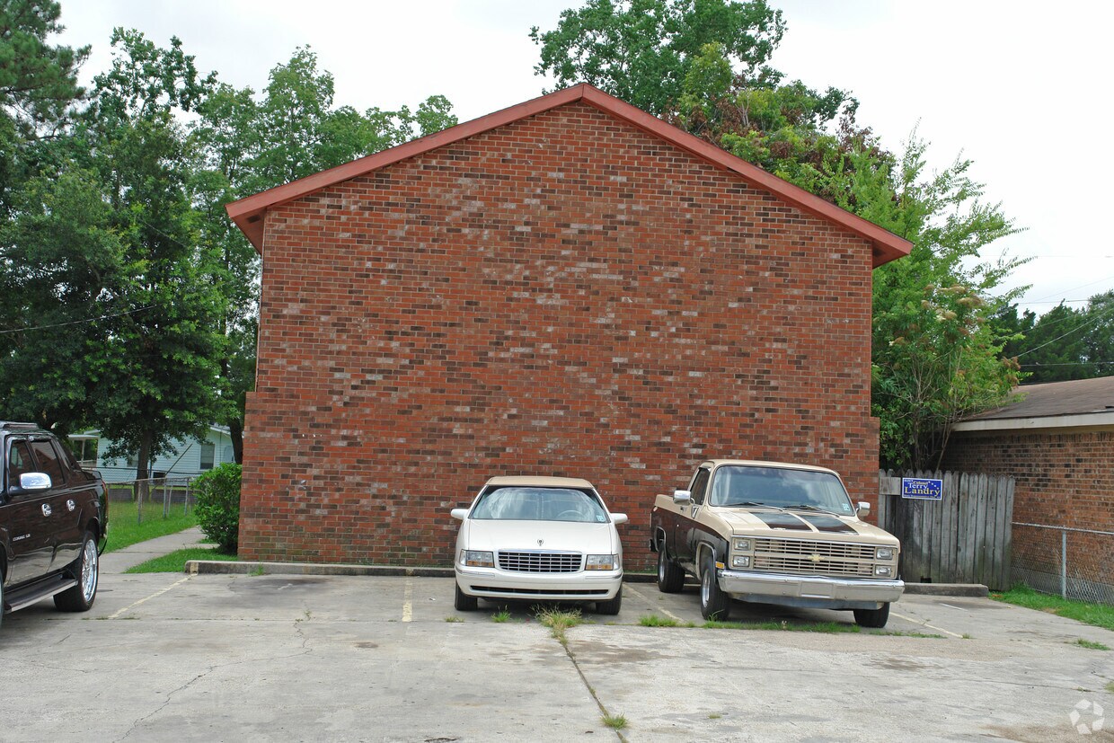 Building Photo - 204 Pine St