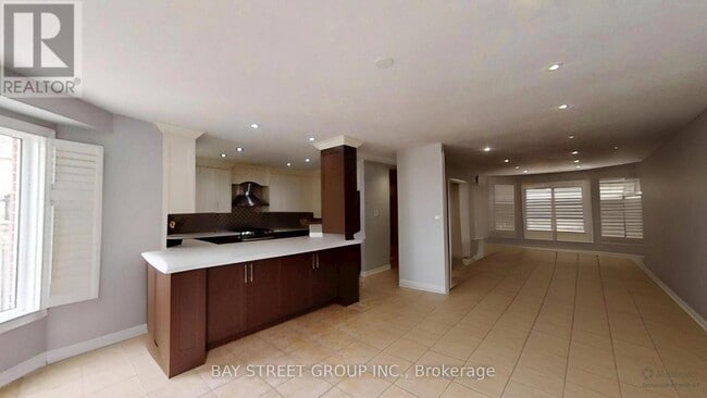 Building Photo - 98 Royalpark Way