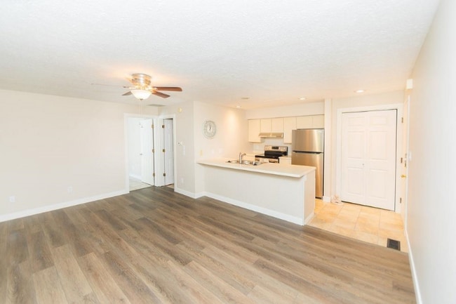 Foto del edificio - 1346 S College Mall Rd