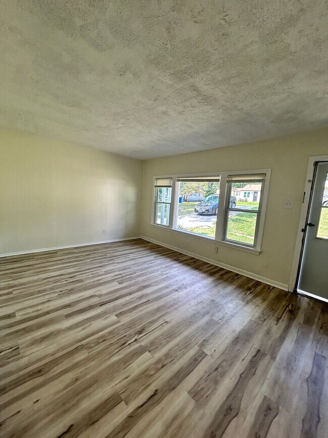 Foto del edificio - Large 3 bedroom in Hazelwood