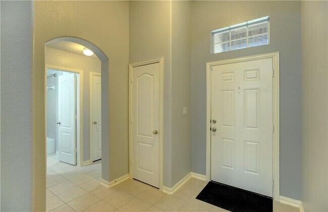 Building Photo - 1105 Montell Ln