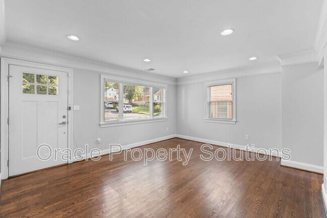 Foto del edificio - 5803 Ravenswood Rd
