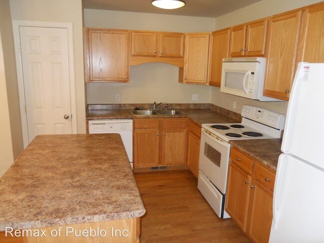 Building Photo - 940 Village Cir