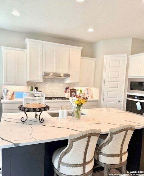 Building Photo - 211 Corazon