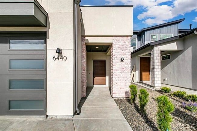 Foto del edificio - AstoriaTownHome