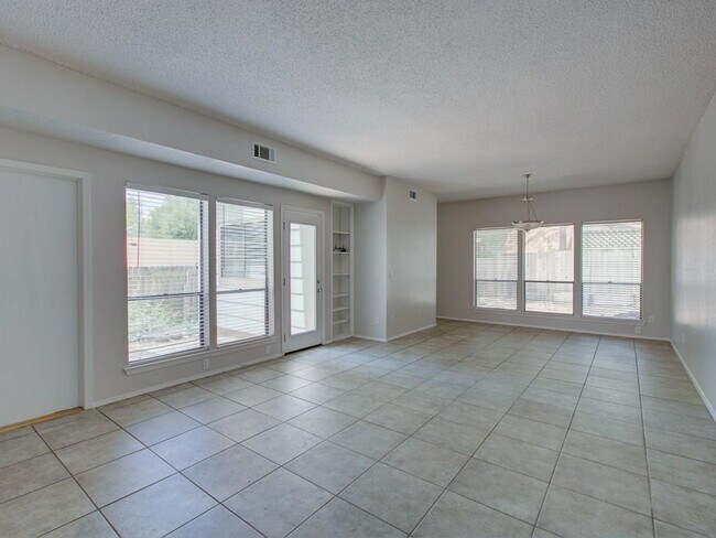Foto del edificio - 8402 Tallwood Dr