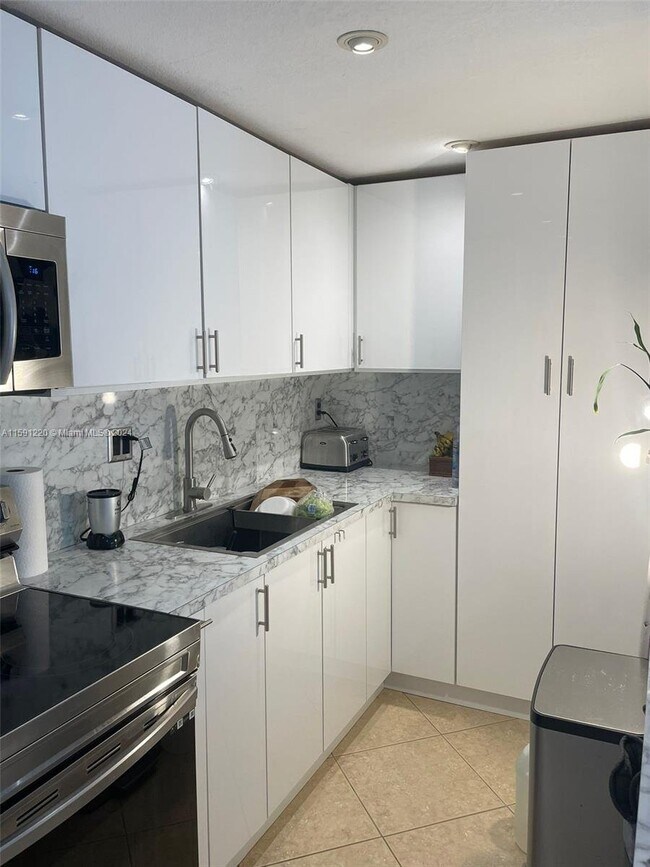 Building Photo - 4240 Northwest 79th Avenue Apt #1A, Doral,...