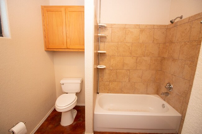 Building Photo - 701 Roland Ln