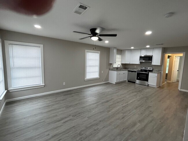 Una hermosa sala de estar y cocina de concepto abierto. - 2245 E Overton Rd
