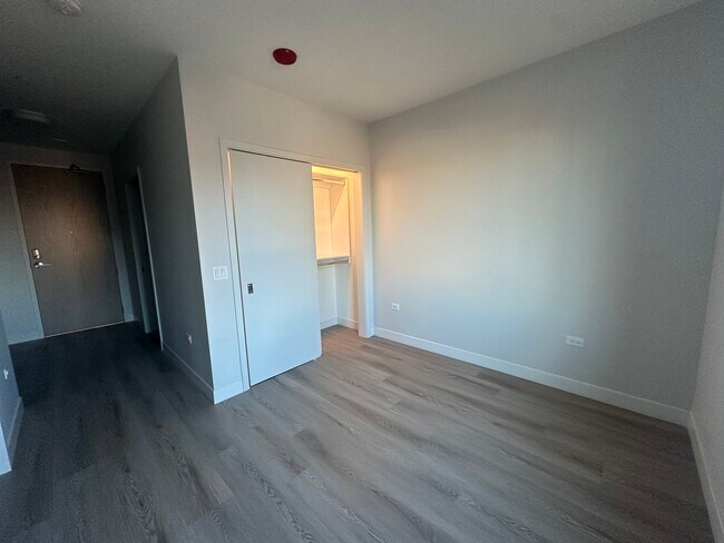 Foto del edificio - 526 N May St
